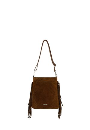 Sac à bandoulière en daim marron avec une longue sangle et des détails à franges de chaque côté, avec un petit logo argenté en bas au centre.
