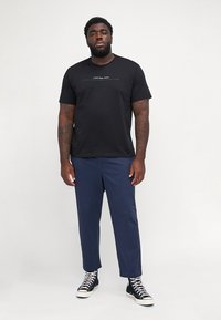 Calvin Klein Jeans PLUS MINIMAL LOGO TEE - Triko s potiskem - black
