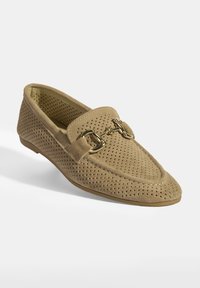 Zwei hautfarbene Wildleder-Lederschuhe mit perforiertem Design, spitzem Zeh und goldenen Hardware-Akzenten. Die strukturierte Oberfläche verbessert die Atmungsaktivität und den Stil.