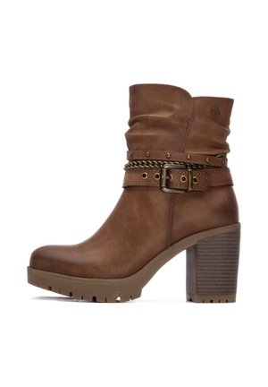 Bota de tobillo de imitación de cuero marrón con parte superior arrugada, hebilla decorativa y cadena, tacón grueso y un diseño de suela resistente.