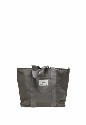 Grijze stoffen tas met brede hengsels en een wit voorlabel met de tekst Replay Denim Goods.