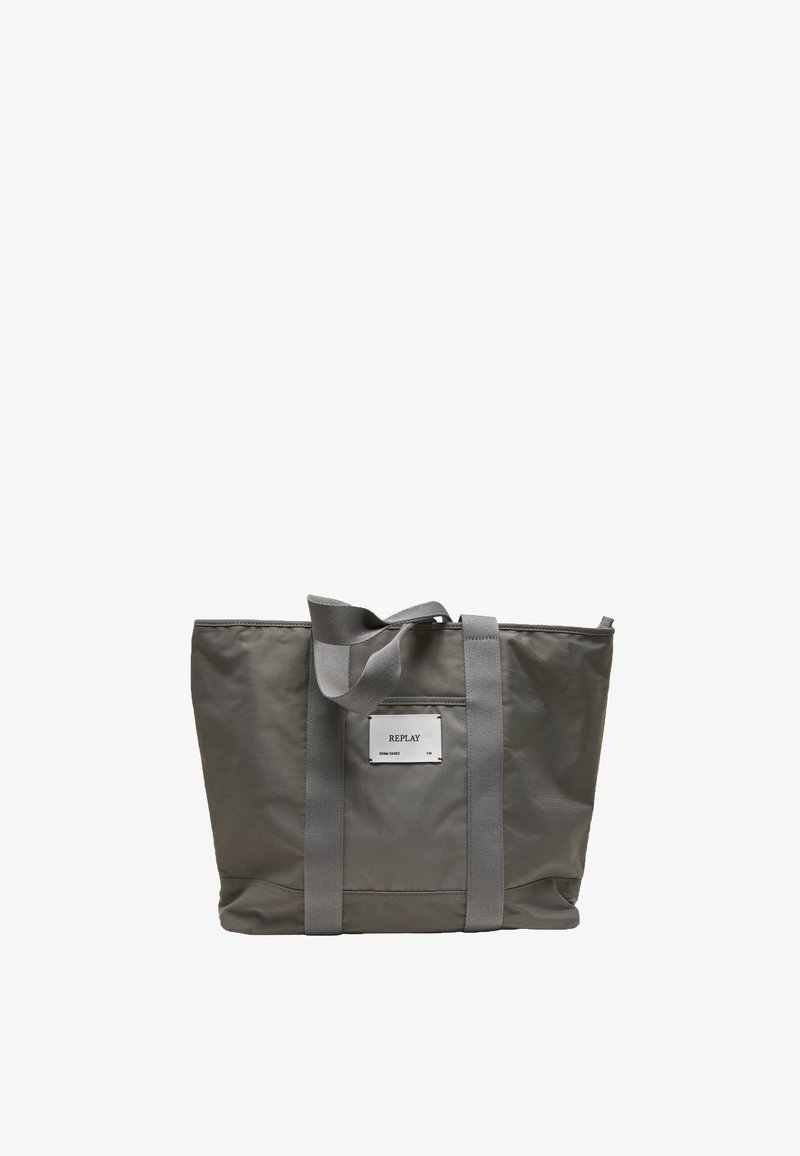 Sac fourre-tout en tissu gris avec des bretelles larges et une étiquette blanche à l'avant indiquant Replay Denim Goods.