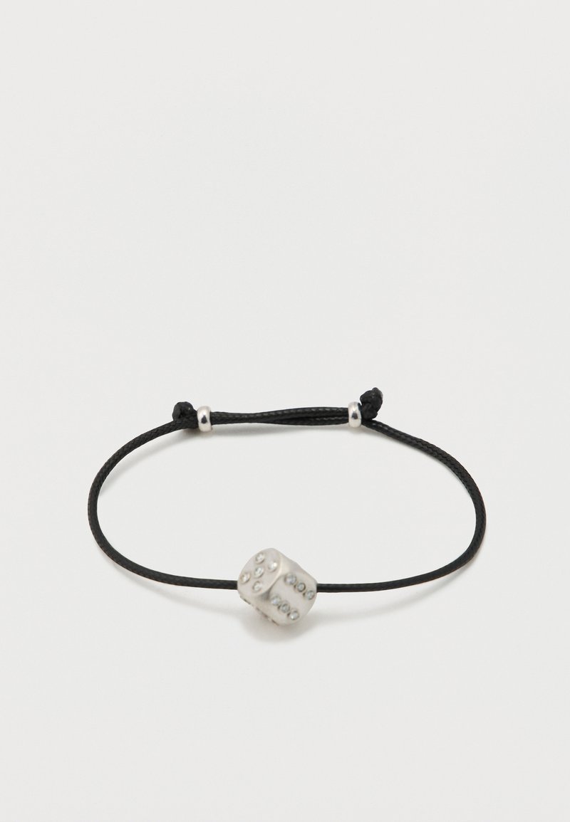 Juodas virvelės apyrankė su sidabrine, kubo formos pakabuku, puoštas mažais apskritais įdubimais ir tekstūruota paviršiaus.