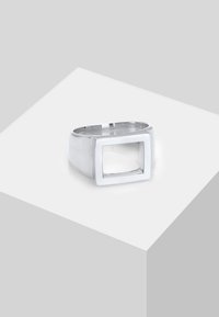 Sølv ring med rektangulært udskæring, glat metallisk finish, rundet ring og en poleret overflade. Geometrisk design med rene linjer.