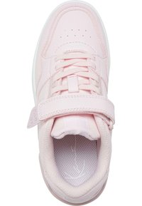 Roosa tennisejalanõu paelte ja Velcro rihmaga, pehmendatud krae ja hingava sisetallaga, vaadatuna ülalt.