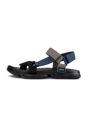Sort sandal med tekstureret sål og justerbare remme i sort, mørkeblå og grå, med en "Camper" logo-tag på siden.