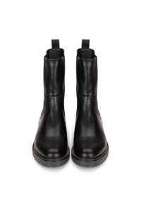 Botas de cuero negro hasta el tobillo con paneles laterales elásticos, punteras redondeadas y suelas texturizadas. Presentan costuras en contraste a lo largo de la base.