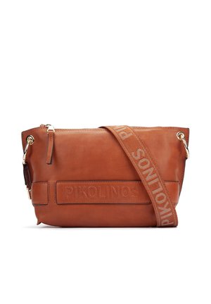 Bolso bandolera de cuero marrón con "PIKOLINOS" grabado en la parte frontal y correa de tela a juego con el nombre de la marca en mayúsculas.
