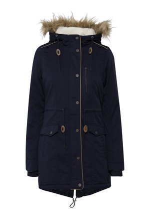 La chaqueta parka navy presenta una capucha forrada de pelo sintético, un bolsillo con cremallera en el pecho y puños elásticos. Tiene dos bolsillos de parche en la parte frontal y un cordón en la cintura.