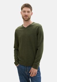 TOM TAILOR MIT V-AUSSCHNITT - Pulover - rosin green melange