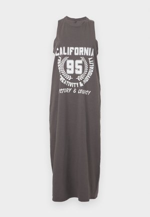 Vestido maxi sin mangas gris hecho de algodón. Presenta un texto impreso en blanco: "CALIFORNIA 95" con detalles de laurel y frases adicionales.