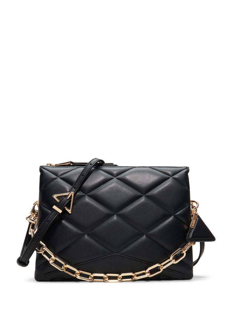 Sac à main en cuir noir matelassé avec un charme triangulaire, accents de chaîne et de sangle en or, et une fermeture éclair. Forme rectangulaire avec une surface texturée.