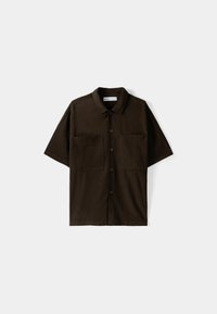 Ciemnobrązowa koszula z krótkim rękawem zapinana na guziki, z kołnierzykiem i dwiema kieszeniami na piersi, leżąca na białym tle.