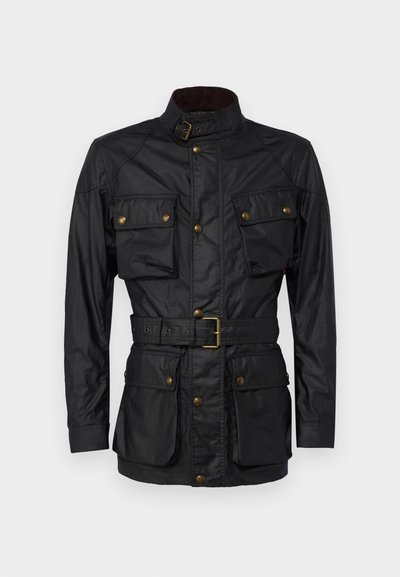 Veste en coton ciré noir avec un col haut, quatre poches avant, une taille ceinturée et des accents en métal doré. Texture lisse et design structuré.
