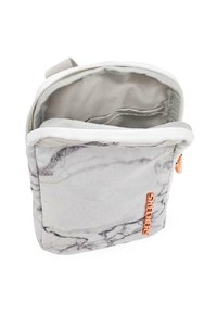 Bolso gris con diseño de mármol y cierre de cremallera, que cuenta con un interior claro y un bolsillo dividido, acentuado con herrajes en oro rosa.