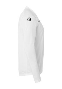 Chemise blanche à manches longues avec un col rond, texture lisse, et un logo accentué sur la manche gauche. Design simple sans motifs.
