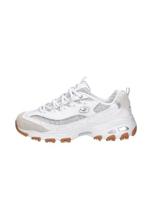 Baskets de sport Skechers blanches avec panneaux en mesh, embout beige, semelle épaisse à crampons et logo sur le côté et la languette.
