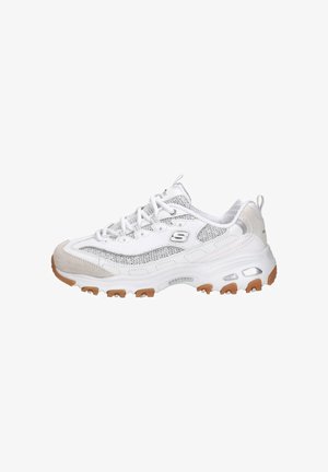 Baskets de sport Skechers blanches avec panneaux en mesh, embout beige, semelle épaisse à crampons et logo sur le côté et la languette.