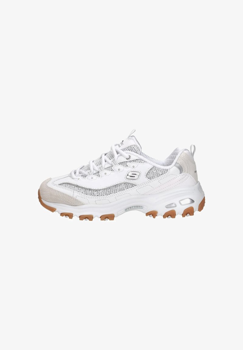 Baskets de sport Skechers blanches avec panneaux en mesh, embout beige, semelle épaisse à crampons et logo sur le côté et la languette.