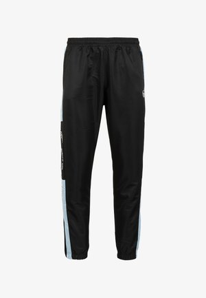 Pantaloni sportivi neri con pannelli laterali azzurri, cinturino elastico in vita e polsini. Presentano un logo sulla parte anteriore e una texture opaca.