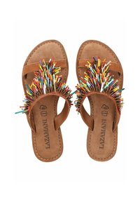 Braune Leder-Sandalen mit strukturierten Fußbetten und bunten Verzierungen an den Riemen, die mehrfarbige Plastik- und metallische Details aufweisen.