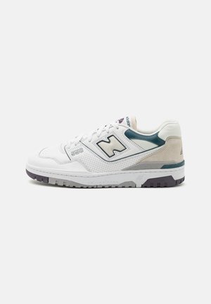 Biało-szare buty sportowe New Balance 550 z przodu na sznurowadła, granatowe akcenty i gumowa podeszwa, pokazane z boku.