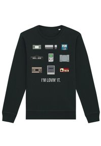Sudadera negra con estampados gráficos de diversas consolas de videojuegos y controladores, con el texto "ME ENCANTA" en una fuente clara.