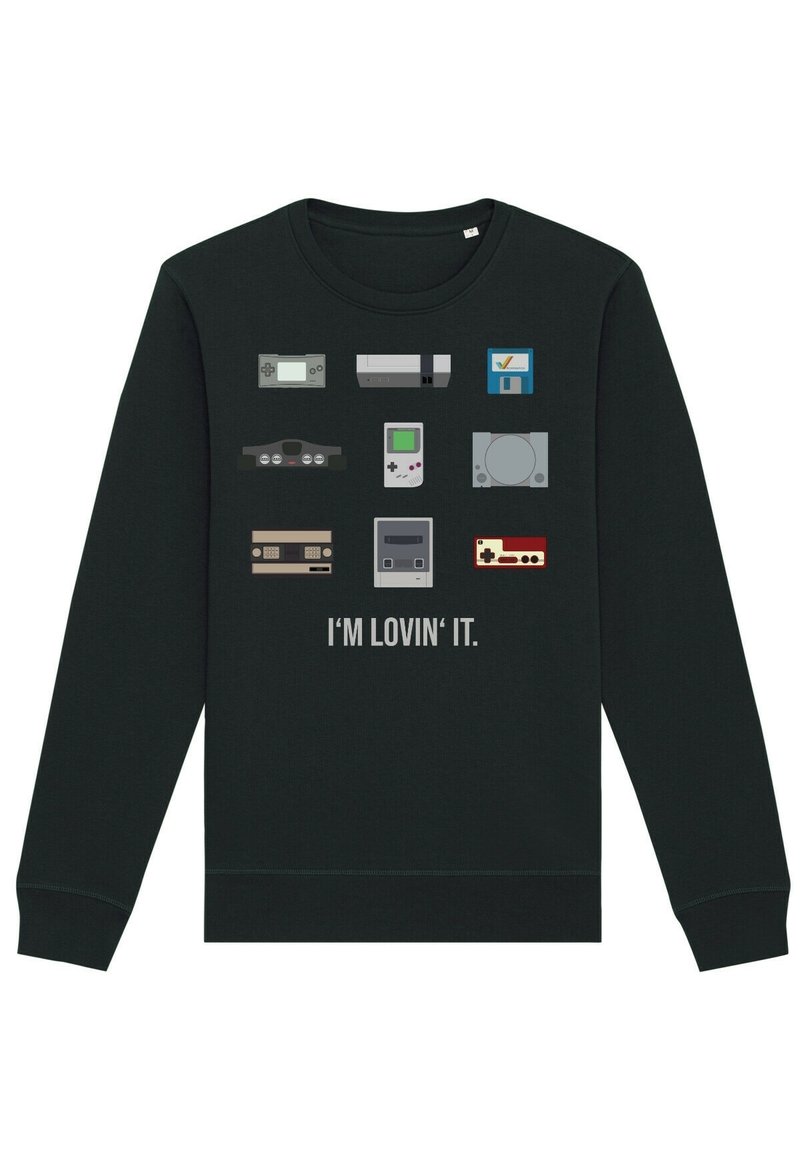 Sudadera negra con estampados gráficos de diversas consolas de videojuegos y controladores, con el texto "ME ENCANTA" en una fuente clara.