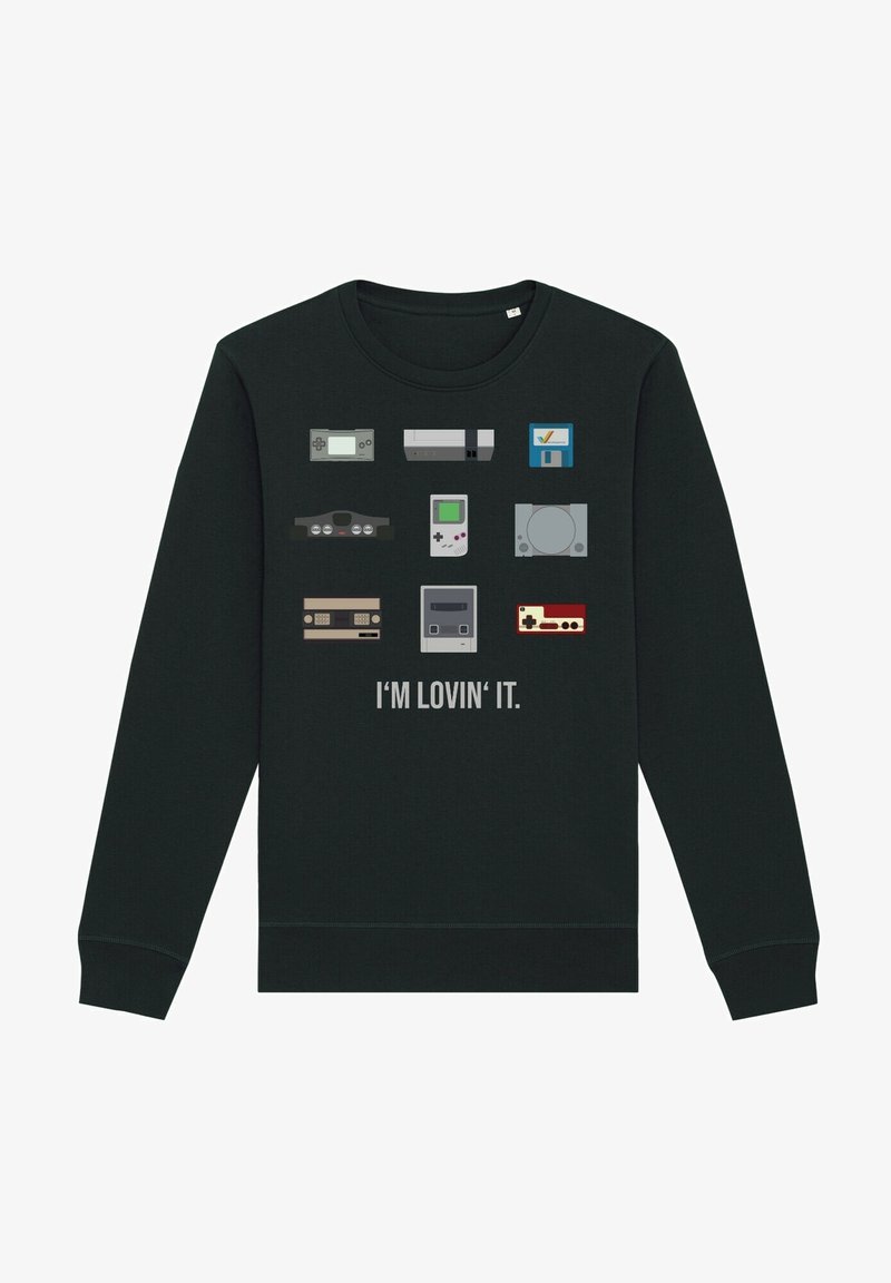 Sudadera negra con estampados gráficos de diversas consolas de videojuegos y controladores, con el texto "ME ENCANTA" en una fuente clara.