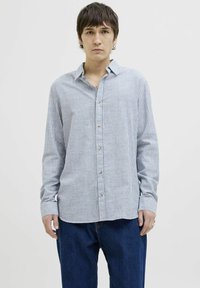 Camisa de botones en rayas azul claro y blanca, de mangas largas, con cuello, botones dorados visibles y puños remangados.