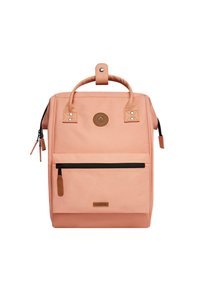 Zaino in tela rosa con doppio manico superiore, tasca frontale con zip e logo rotondo. Presenta dettagli in pelle e una forma rettangolare.