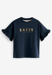 T-paita tummansinisenä, jossa on lyhyet röyhelöiset hihat ja kullanvärinen "BAKER" logo keskellä etupuolta. Pehmeää puuvillakangasta, rento istuvuus.