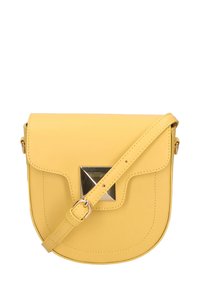 Borsa a tracolla in pelle gialla con chiusura a pattina, caratterizzata da un accent metallic square e una tracolla regolabile. Texture liscia e forma rotonda.