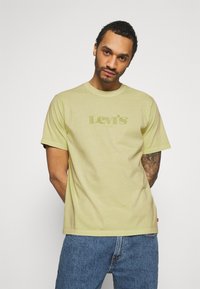 Levi's® RELAXED FIT - T-shirt estampada - greens