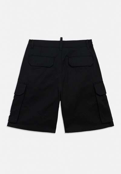 Short cargo noir avec passants de ceinture, deux poches arrière à rabat et deux poches latérales à rabat, présentés à plat sur fond blanc.