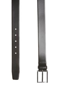 Cinturón de cuero negro con una textura suave, que presenta una hebilla de metal plateada y cinco agujeros ajustables para el tamaño.