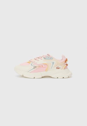 Lacoste-Sneaker in Hellpink, Creme und Blau, gefertigt aus Mesh und synthetischen Materialien. Verfügt über strukturierte Akzente und eine klobige Sohle.