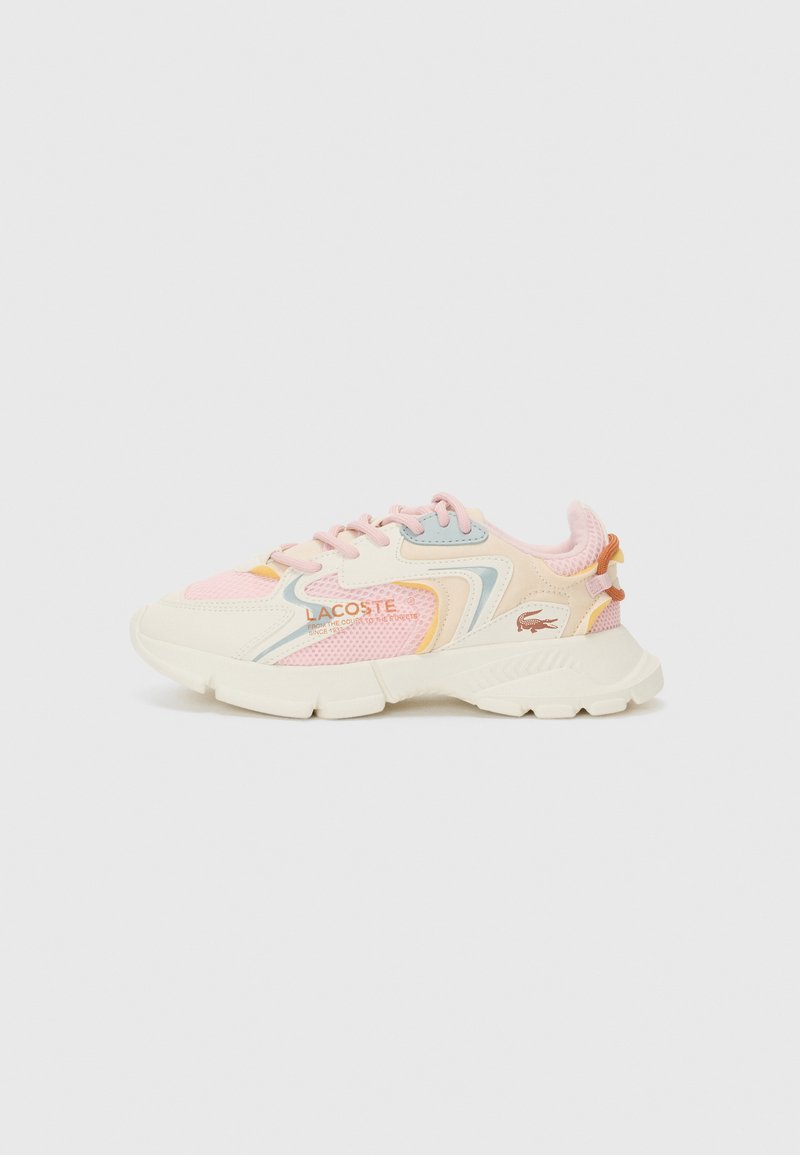 Lacoste sneakers i lys rosa, krem og blå, laget med mesh og syntetiske materialer. Har teksturerte detaljer og en tykk såle.