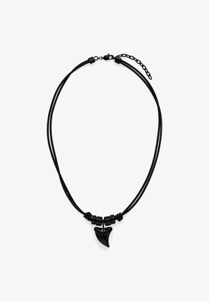Schwarze doppelte Kordelkette mit einem Anhänger in Form eines Haifischzahns und zylindrischen Perlenakzenten, ausgestattet mit einem verstellbaren Kettenverschluss.