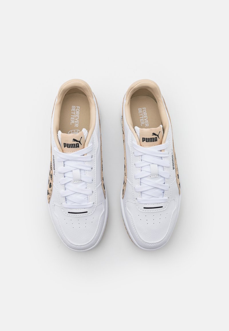 Weiße Sneaker mit beigen Tiermustern an den Seiten, ausgestattet mit weißen Schnürsenkeln, einer strukturierten Zehenkappe und schwarzem Puma-Branding an der Zunge und an den Seiten.