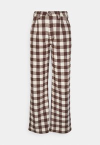 Calças checkered em tons de castanho e branco, design de perna larga, frente lisa com passantes para cinto, apresentando um botão decorativo e detalhe de bordado lateral.