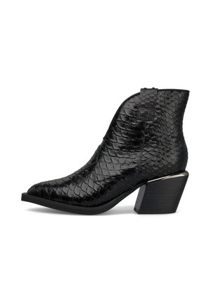 Bottines noires avec une finition en vernis reptile texturé. Présente un bout pointu et un talon chunky géométrique avec un accent métallique.