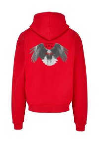 Felpa rossa con cappuccio e logo frontale che presenta un'aquila con le ali spiegate in bianco e nero. Il design include due stelle nere sopra il logo.