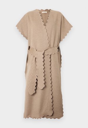 Μπεζ φόρεμα μέχρι το γόνατο με σχέδιο τύπου wrap, με κυματιστές άκρες, κοντά μανίκια και ταιριαστή ζώνη με κυματιστό σχέδιο δεμένη στη μέση.