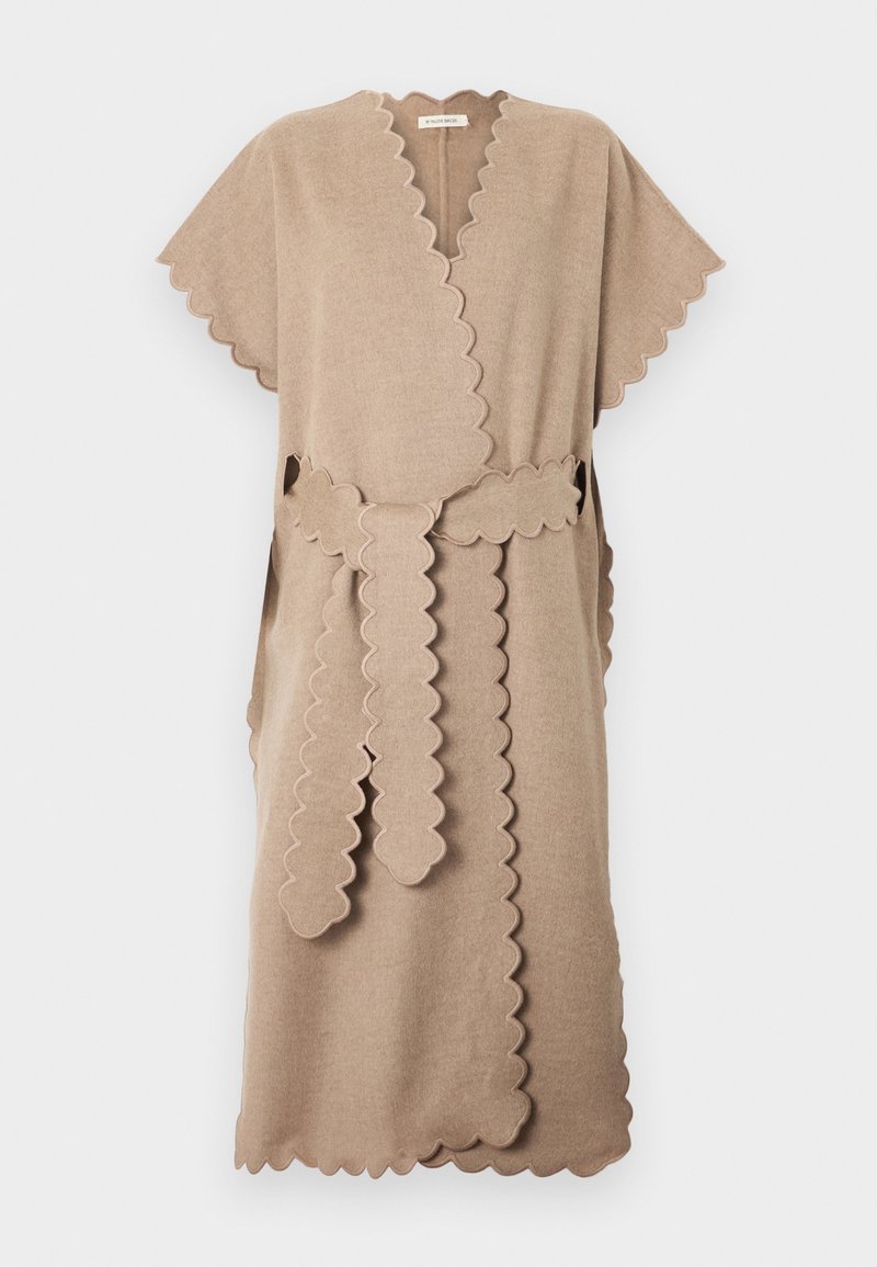 Beiges Wickelkleid knielang mit wellenförmigen Kanten, kurzen Ärmeln und passendem Gürtel mit wellenförmigem Rand, der in der Taille gebunden ist.