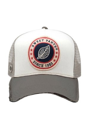 Gorra de béisbol con parte frontal blanca, laterales de malla gris y un parche con la inscripción "Sweet Pants Since 1982" alrededor de un logo de hoja.