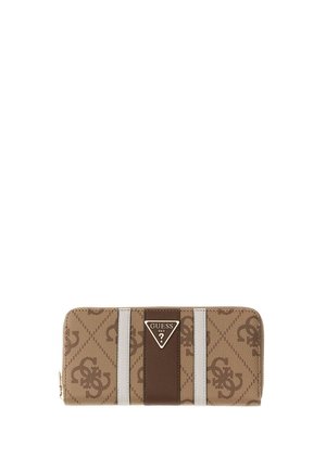 Braune und beige Guess-Geldbörse mit Reißverschluss, verziert mit einem Logomuster, einem zentralen braunen Streifen und einer dreieckigen metallischen Guess-Logo-Plakette auf der Vorderseite.