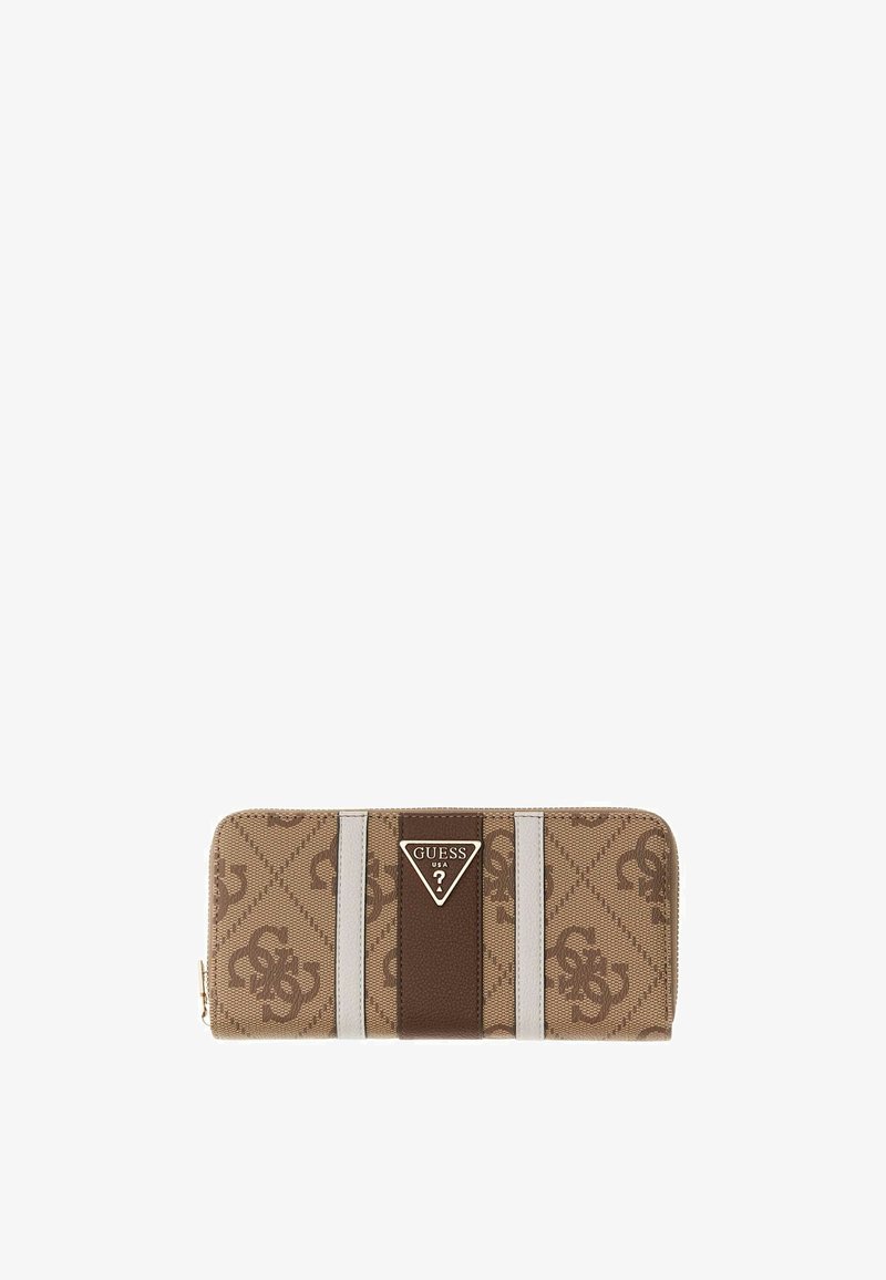 Portefeuille zippé Guess marron et beige avec motif logo, bande centrale marron et plaque métallique triangulaire du logo Guess à l'avant.