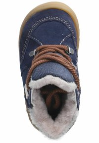 Botín infantil de color azul marino, hecho de ante y textil, con un suave forro de piel sintética, cordones marrones y suela de goma con un ligero dibujo.