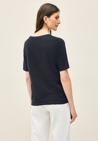 T-shirt blu navy a maniche corte con scollatura rotonda e vestibilità comoda. Realizzato in tessuto morbido, presenta una superficie testurizzata e cuciture pulite.
